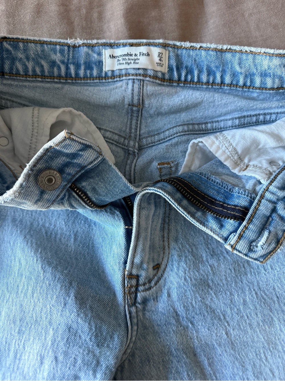 Abercrombie 90s Straight Ultra High Rise Jeans Light Wash 27/4 - Picture 6 of 7